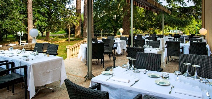 terrasse-du-restaurant-du-chateau-de-tour-a-beguey-avec-parc-et-jardin
