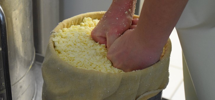 ferme-grange-de-haute-vallee-a-albepierre-bredons-renommee-pour-ses-fromages-aop-issus-d-un-savoir-faire-traditionnel