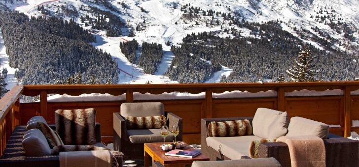 un-hotel-restaurant-skis-aux-pieds