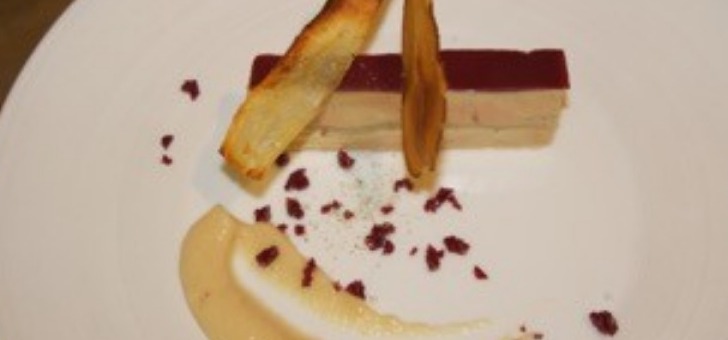 compresse-de-foie-gras-au-poire-et-gelee-de-vin-chaud