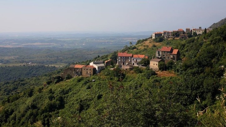 vue-panoramique-sur-village-de-linguizzetta