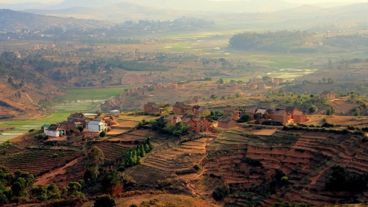 mahayexpedition-a-antananarivo-madagascar-mosaiques-de-rizieres-constituent-un-panorama-exceptionnel