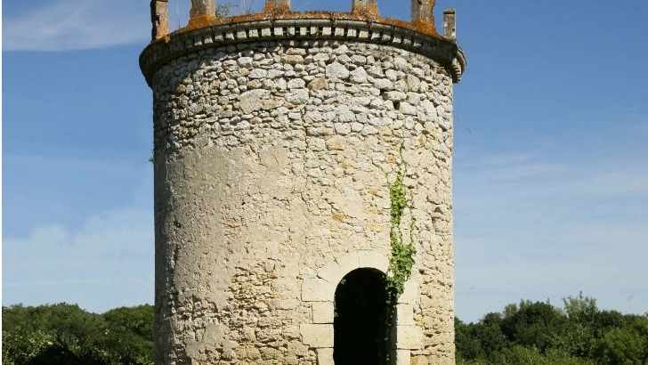 monument-emblematique-du-chateau-tour-des-termes