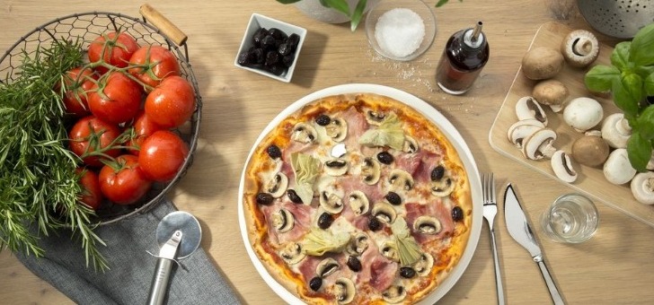 pizza-capricciosa-realisee-a-base-de-jambon-italien-de-champignons-frais-d-artichauts-et-d-olives-noires