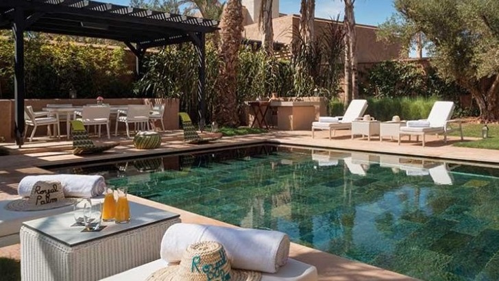fairmont-royal-palm-a-marrakech-savourer-un-moment-privilegie-a-bord-d-une-piscine