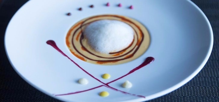 dessert-avec-de-jolies-compositions-et-des-assiettes-elegantes-pour-restaurant-bifurcation-a-bagnolet