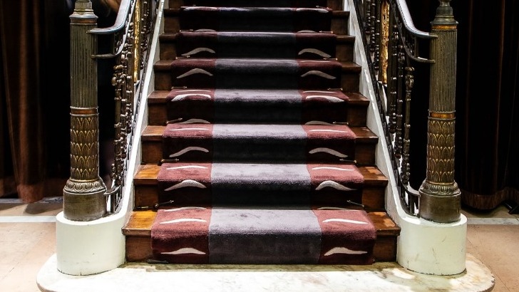 heritage-de-architecture-devastatrice-des-annees-30-ces-escaliers-propices-a-derober-aux-regards-indiscrets