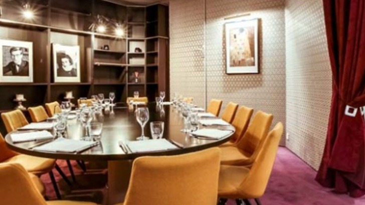 restaurant-envue-paris-salon-bibliotheque-avec-sa-grande-table-ovale-peut-recevoir-jusqu-a-18-personnes